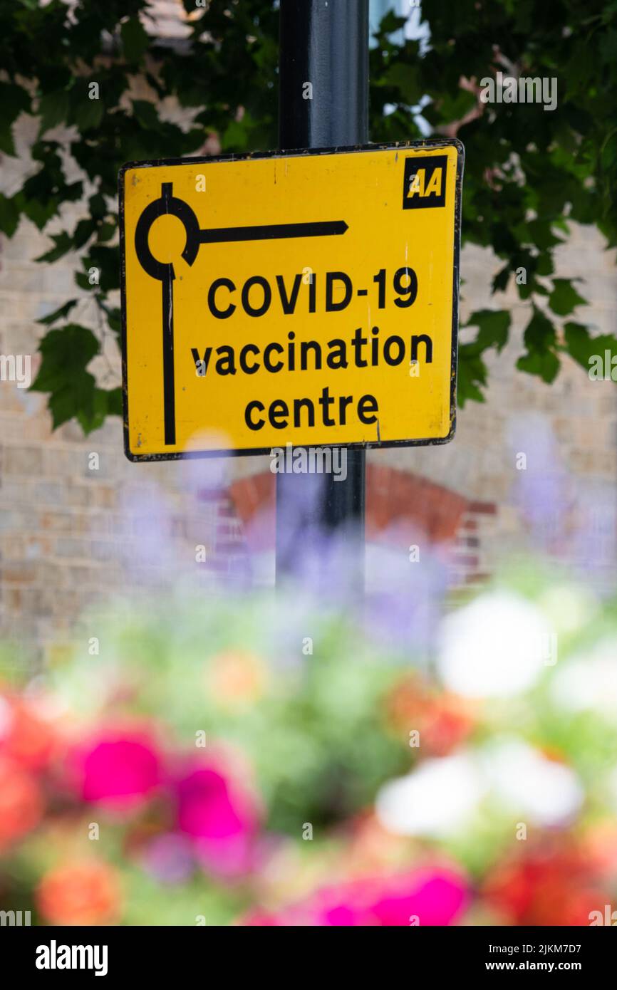 COVID-19, panneau de route AA du centre de vaccination, Midhurst, Angleterre, Royaume-Uni Banque D'Images