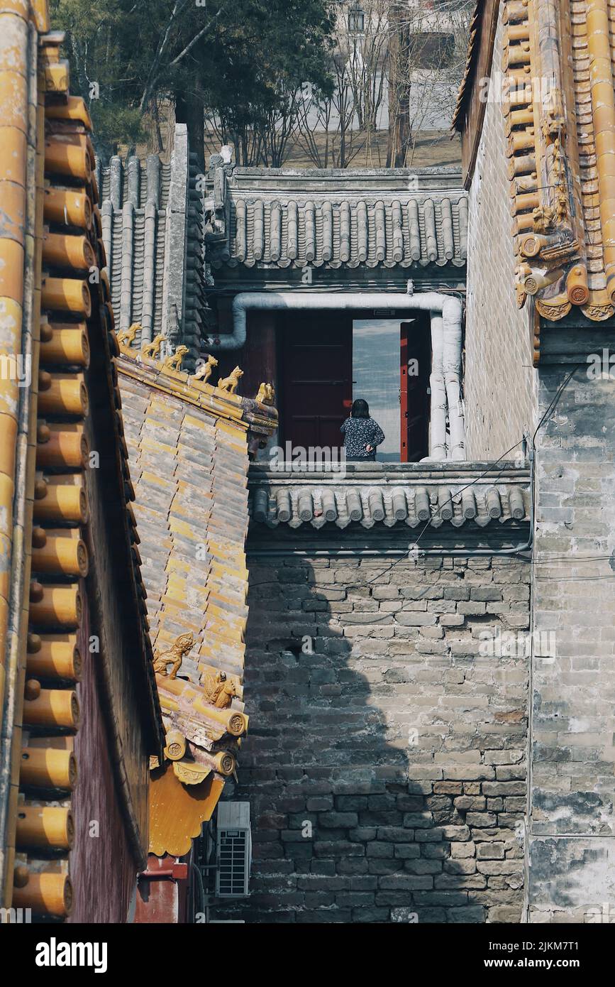 Une femme se tenant à l'intérieur d'un vieux bâtiment en pierre Banque D'Images