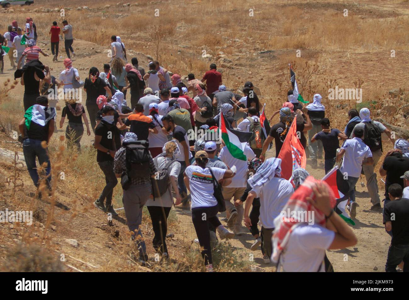 Naplouse, Palestine. 02nd août 2022. Les manifestants des mouvements de paix palestiniens et étrangers se précipitent pour se cacher aux soldats israéliens lors de la manifestation contre les colonies israéliennes dans le village de Beit Dajan près de la ville de Naplouse, en Cisjordanie. (Photo de Nasser Ishtayeh/SOPA Images/Sipa USA) crédit: SIPA USA/Alay Live News Banque D'Images