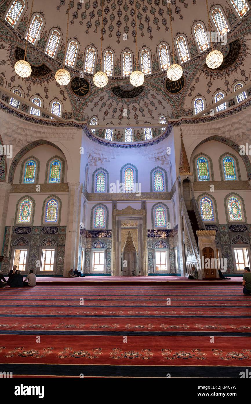 Mihrab et minbar de la mosquée Kocatepe à Ankara. Ramadan ou kandil ou laylat al-qadr ou kadir gecesi ou photo verticale de fond islamique. Ankara Turke Banque D'Images