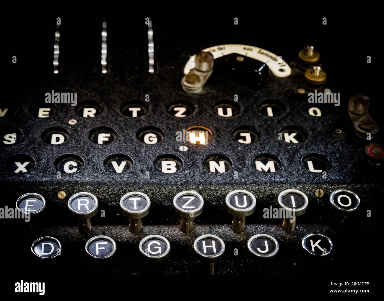 Image monochromatique du clavier et lettre illuminée représentant un caractère chiffré sur une rare machine allemande de la Seconde Guerre mondiale 'Enigma' chez BLEC Banque D'Images