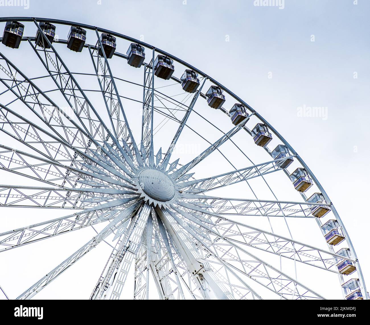 Image de la roue anglaise de la Riviera à Torquay sous la pluie battante un jour d'été typiquement anglais ! Août 2016 Banque D'Images