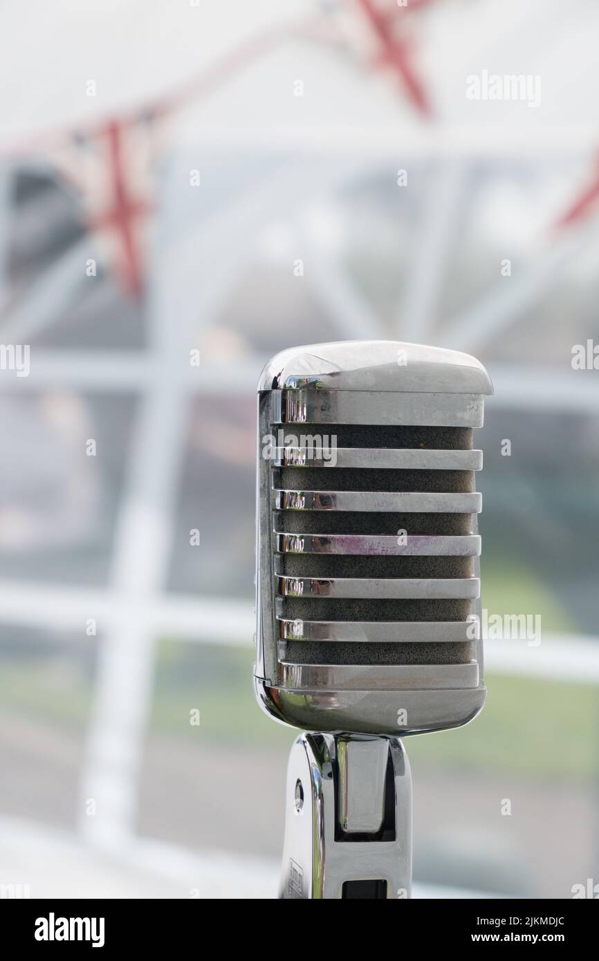 Un microphone vintage des années 1940 avec des traits rouges à lèvres lors du week-end des années 1940 à Bletchley Park. Juin 2017 Banque D'Images