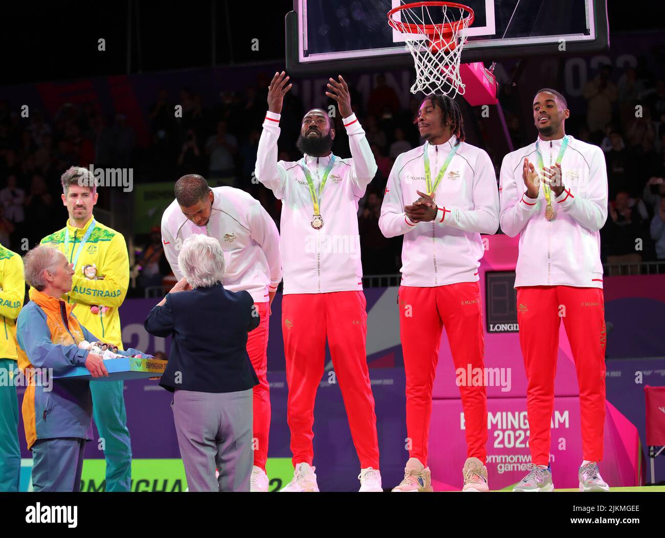 Les Myles d'Angleterre Edward Sinclair Hesson, Orlan Jackman Jaydon Kayne Henry McCallula et James Anderson après avoir remporté l'or dans le match 3x3 Basketball Men's Gold Medal à Smithfield le cinquième jour des Jeux du Commonwealth 2022 à Birmingham. Date de la photo: Mardi 2 août 2022. Banque D'Images