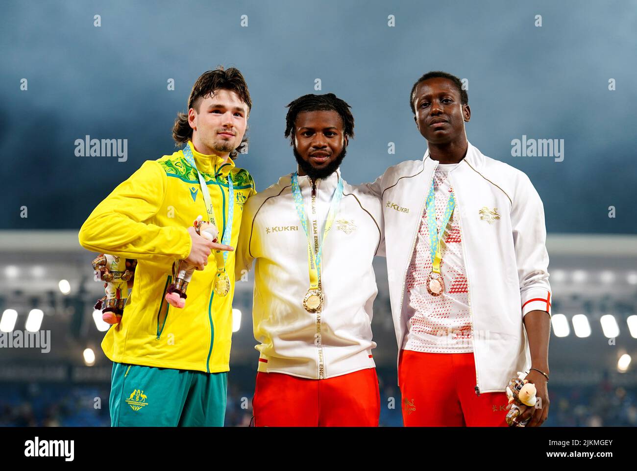 Emmanuel Temitayo Oyinbo-Coker (au centre) d'Angleterre après avoir reçu sa médaille d'or pour avoir remporté la finale hommes T45-47 100m aux côtés de Jaydon page (à gauche) d'Australie qui a gagné l'argent et Ola Abidogun d'Angleterre qui a gagné le bronze au stade Alexander le cinquième jour des Jeux du Commonwealth de 2022 à Birmingham. Date de la photo: Mardi 2 août 2022. Banque D'Images