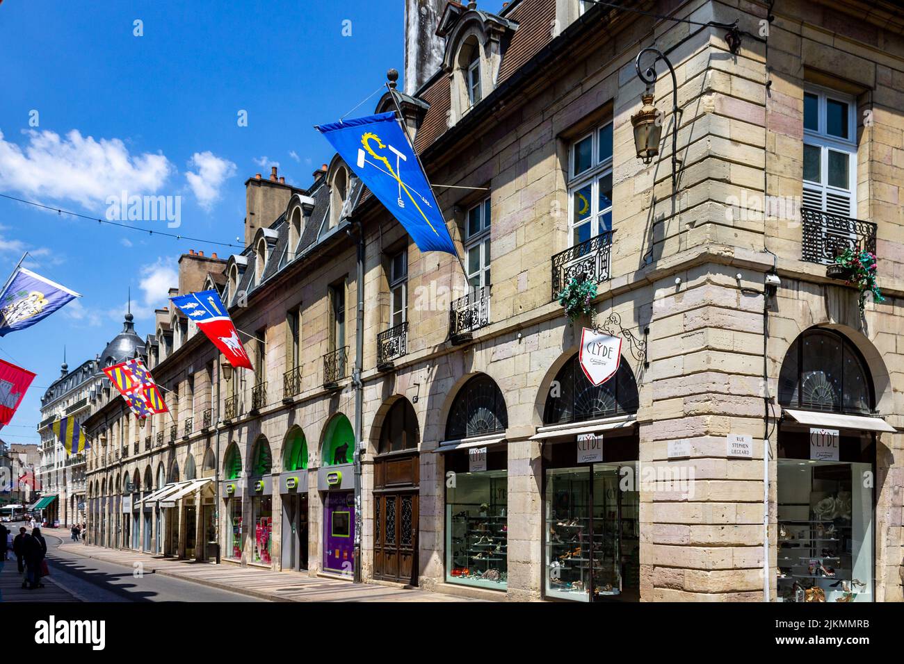 L'ancien bâtiment est doté de drapeaux, de l'architecture de Dijon, en France. Banque D'Images