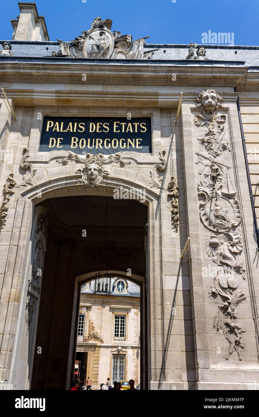Un cliché vertical de l'entrée du Palais des Ducs et des Estates de Bourgogne. Dijon, France. Banque D'Images