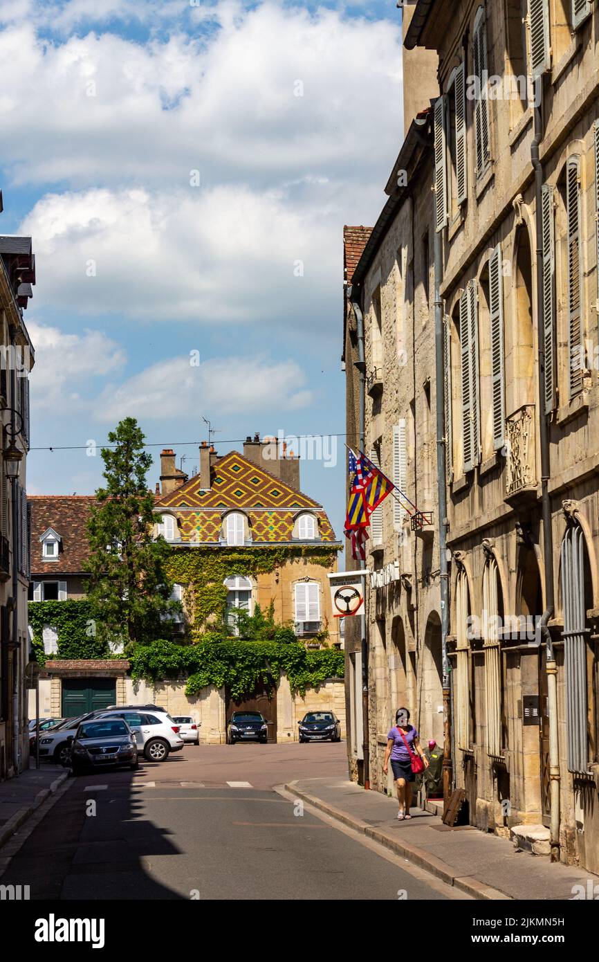 Une belle photo des rues et des bâtiments historiques dans un ciel bleu nuageux par une journée ensoleillée dans le centre de Dijon, en France Banque D'Images
