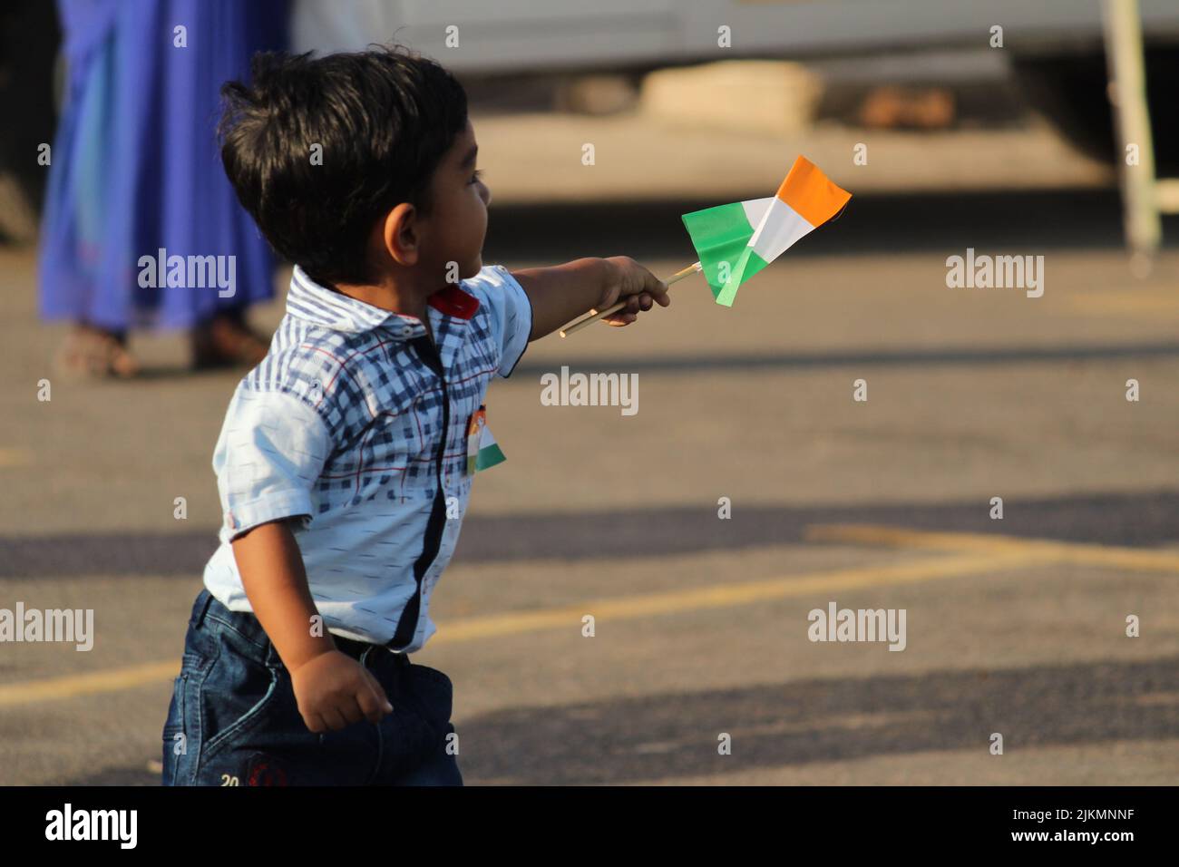 chennai, Tamilnadu / Inde - 01 janvier 2020 : petit garçon indien mignon tenant et courant avec drapeau indien. Petit garçon indien mignon célébrant avec ind Banque D'Images