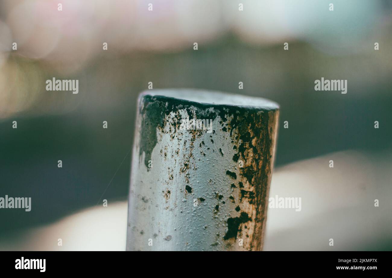 A closeup of an old grungy textured iron column on a blurred background Banque D'Images