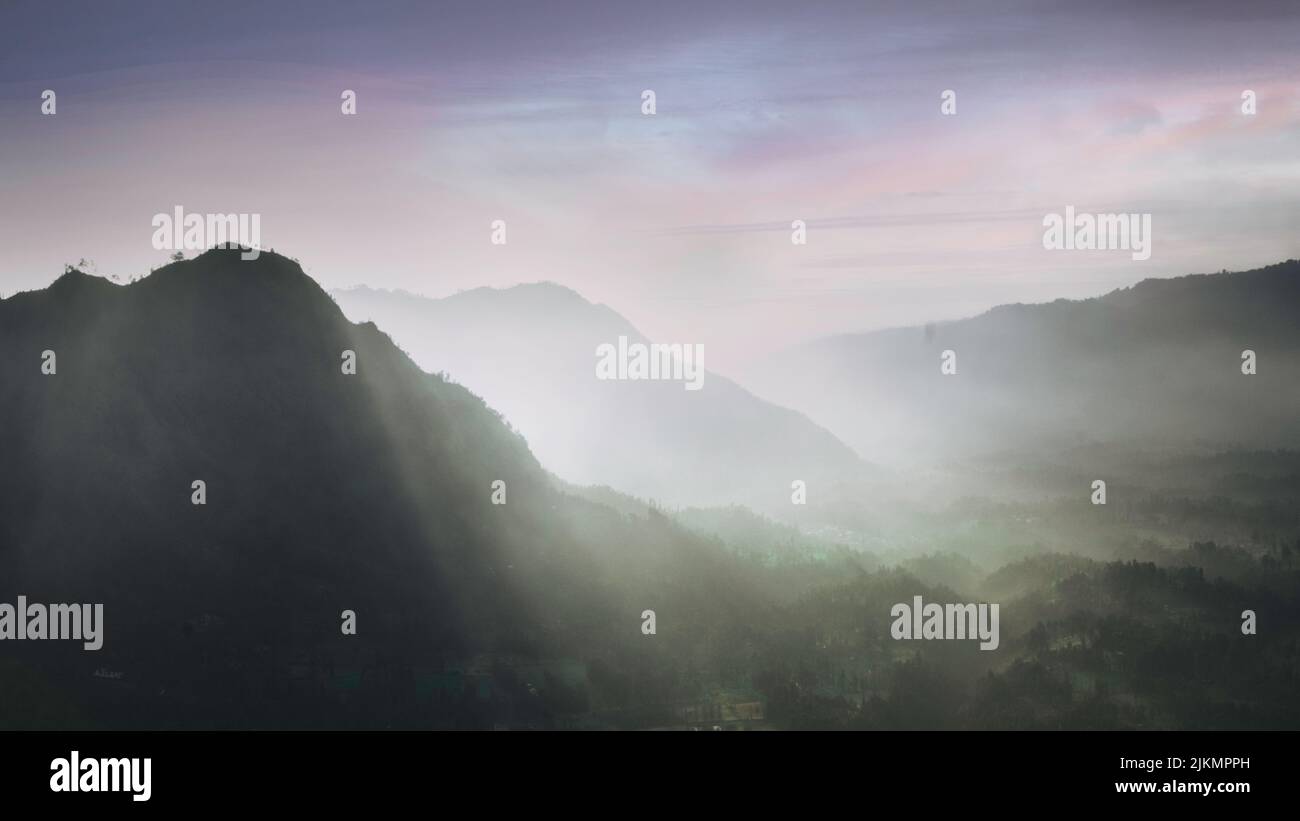 Une belle vue sur le paysage du lever du soleil sur le Mont Bromo, les montagnes de Tengger, à l'est de Java, en Indonésie Banque D'Images