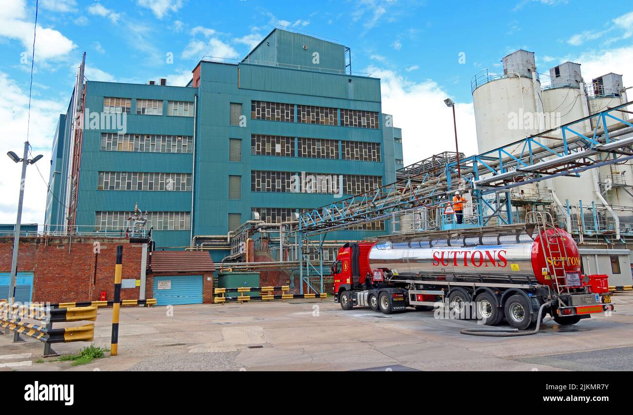 Camion-citerne Sutton Road, déchargement de produits à l'usine Persil Unilever and Crosfields, Bank Quay Warrington, Cheshire, Angleterre, Royaume-Uni Banque D'Images