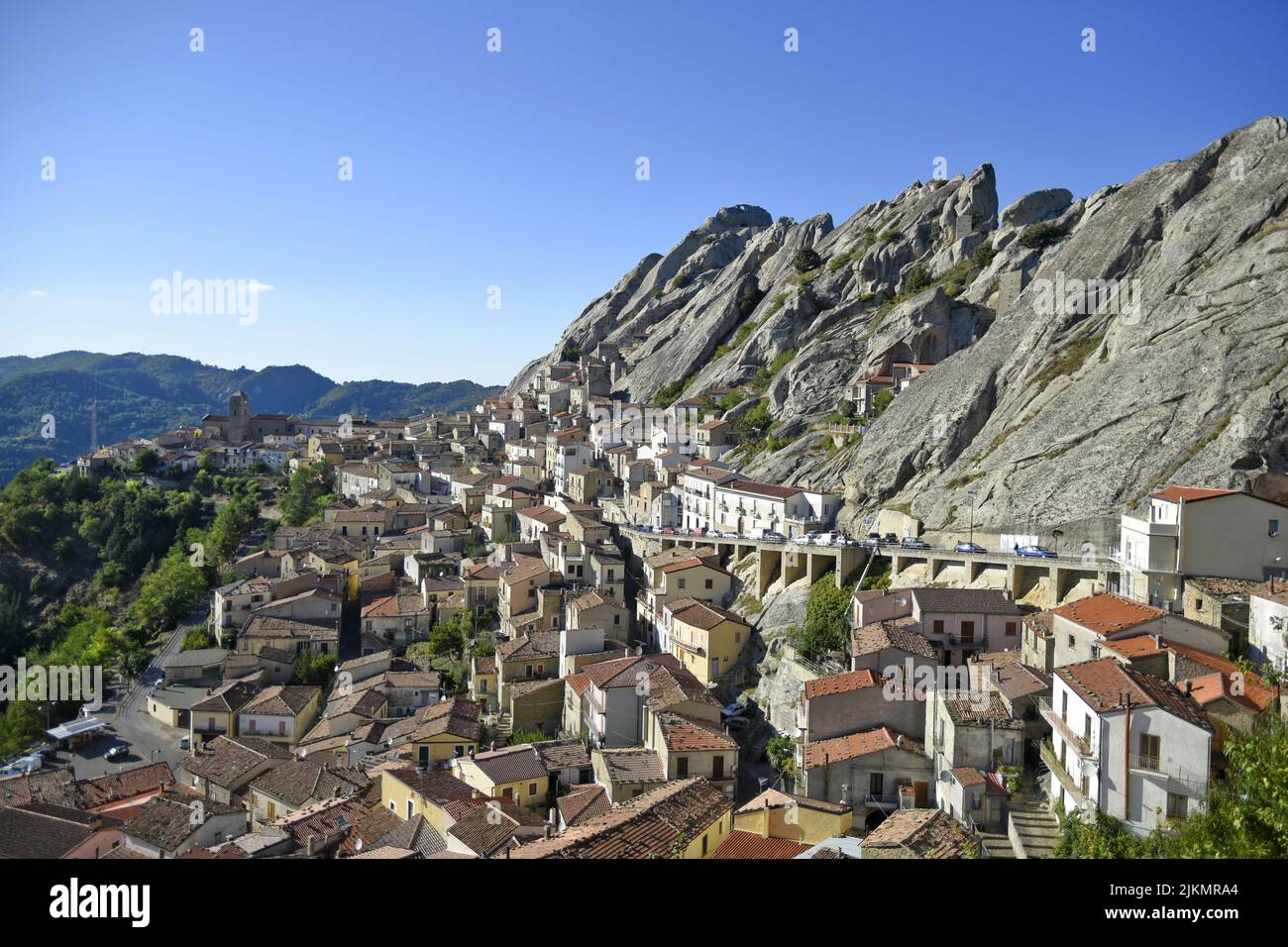 La vue panoramique de Pietrapertosa, un village situé dans les montagnes de la région de Basilicate, en Italie Banque D'Images