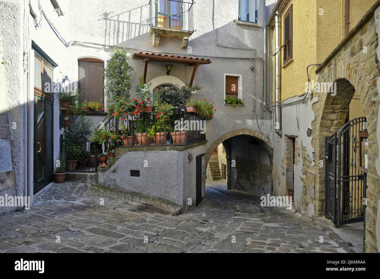 Une rue étroite parmi les maisons anciennes de Pietrapertosa, un village médiéval dans la région de Basilicate Banque D'Images