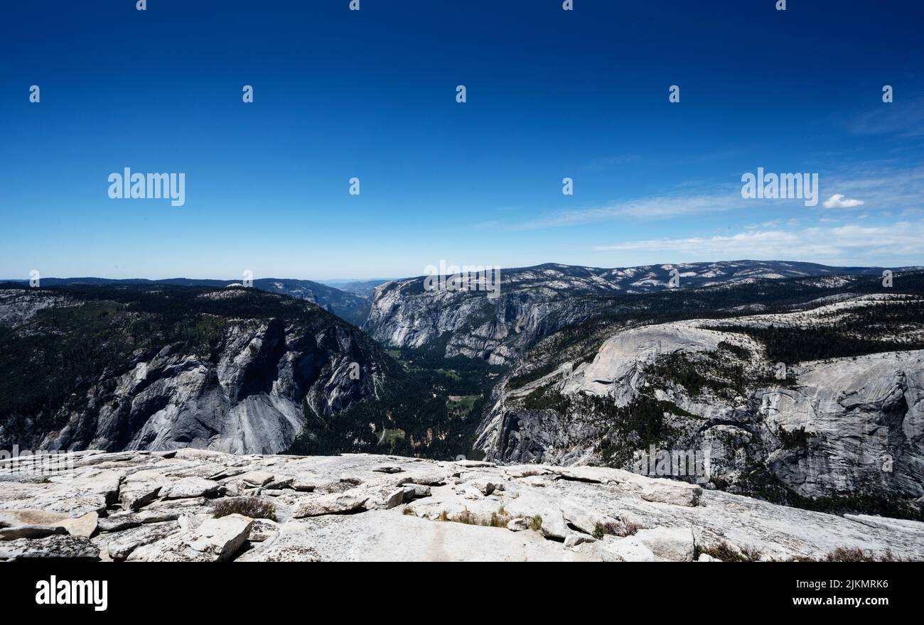Vue depuis Half Dome, parc national de Yosemite, Californie Banque D'Images