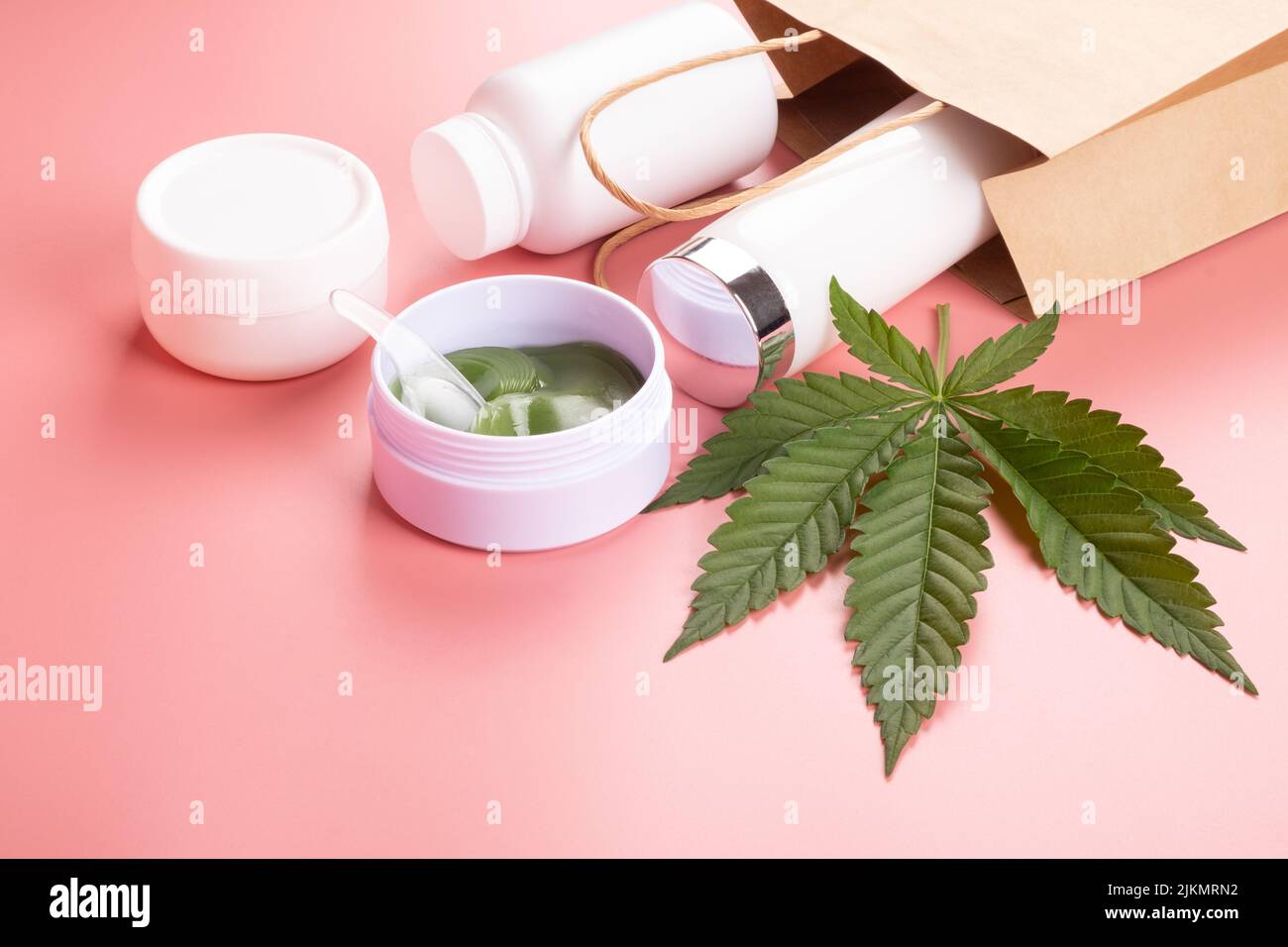 crème hydratante pour les cosmétiques de cannabis, soins de la peau avec de la marijuana. Banque D'Images