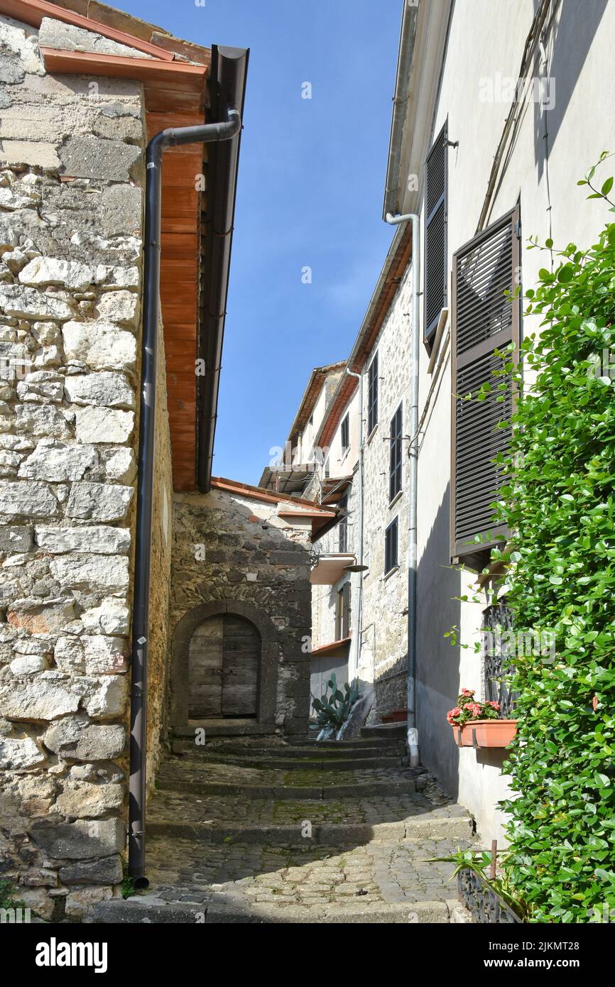 Un escalier médiéval et une rue étroite ensoleillée parmi les maisons du village de Patrica dans la région Latium, en Italie Banque D'Images