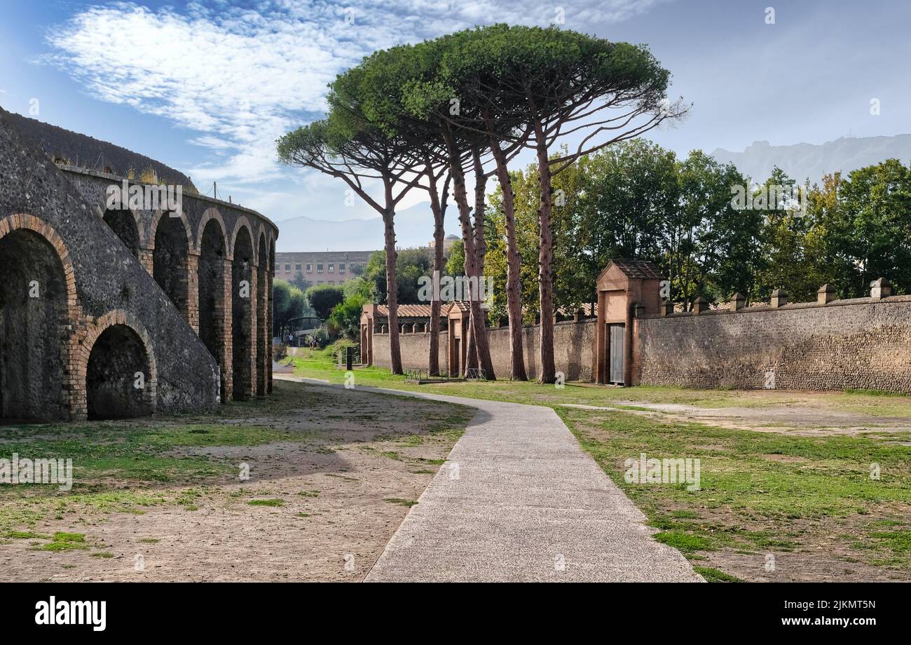 Intérieur en structure elliptique d'amphithéâtre, capacité de 20000 personnes, Roman Anfiteatro di Pompéi, Pompéi, site classé au patrimoine mondial de l'UNESCO, Campanie, Italie, Europe Banque D'Images