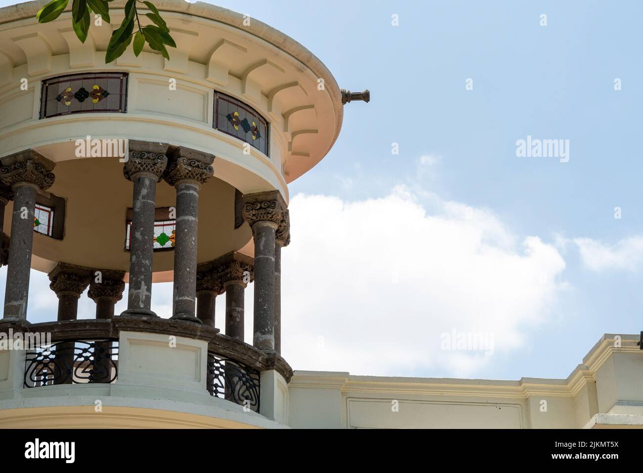 vue sur le toit d'une maison, avec colonnes en carrière et vitraux Banque D'Images