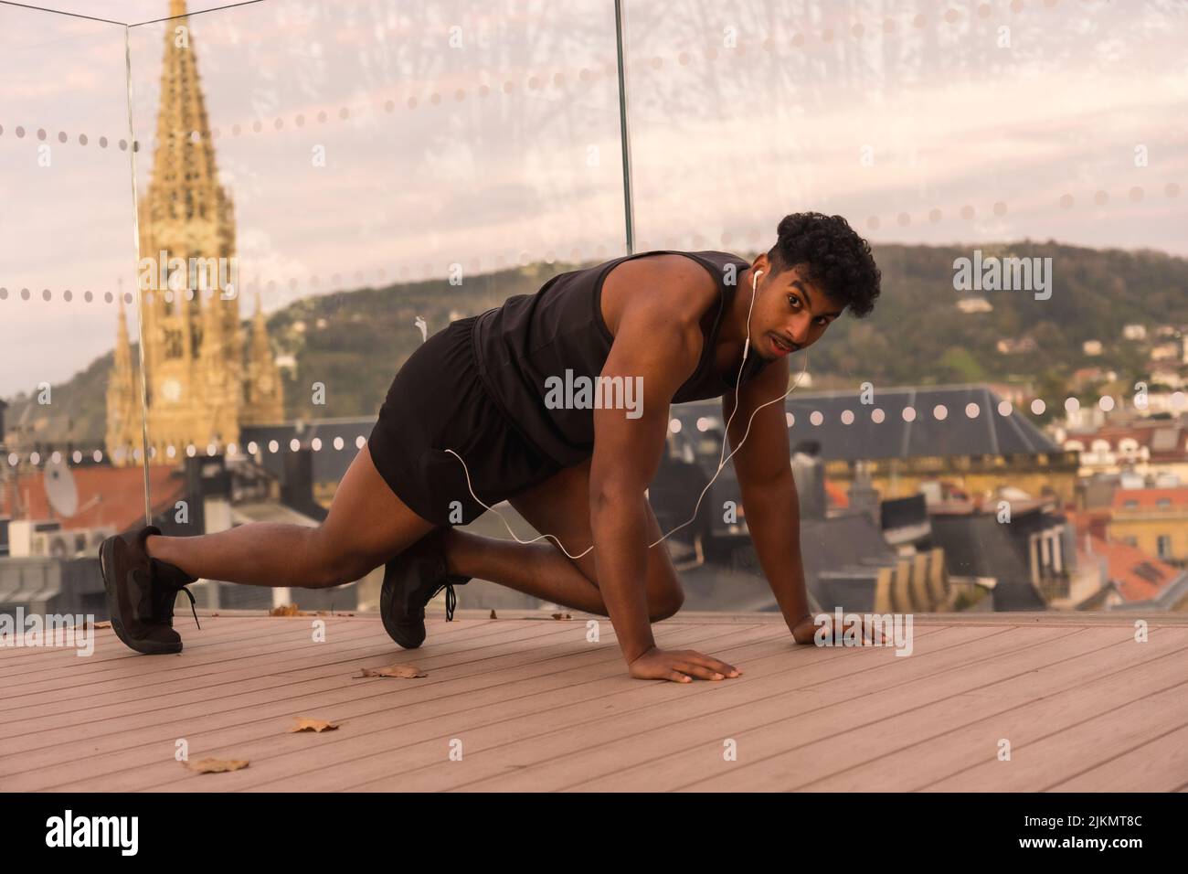 Jeune arabe faisant du sport dans la ville, s'étirant Banque D'Images