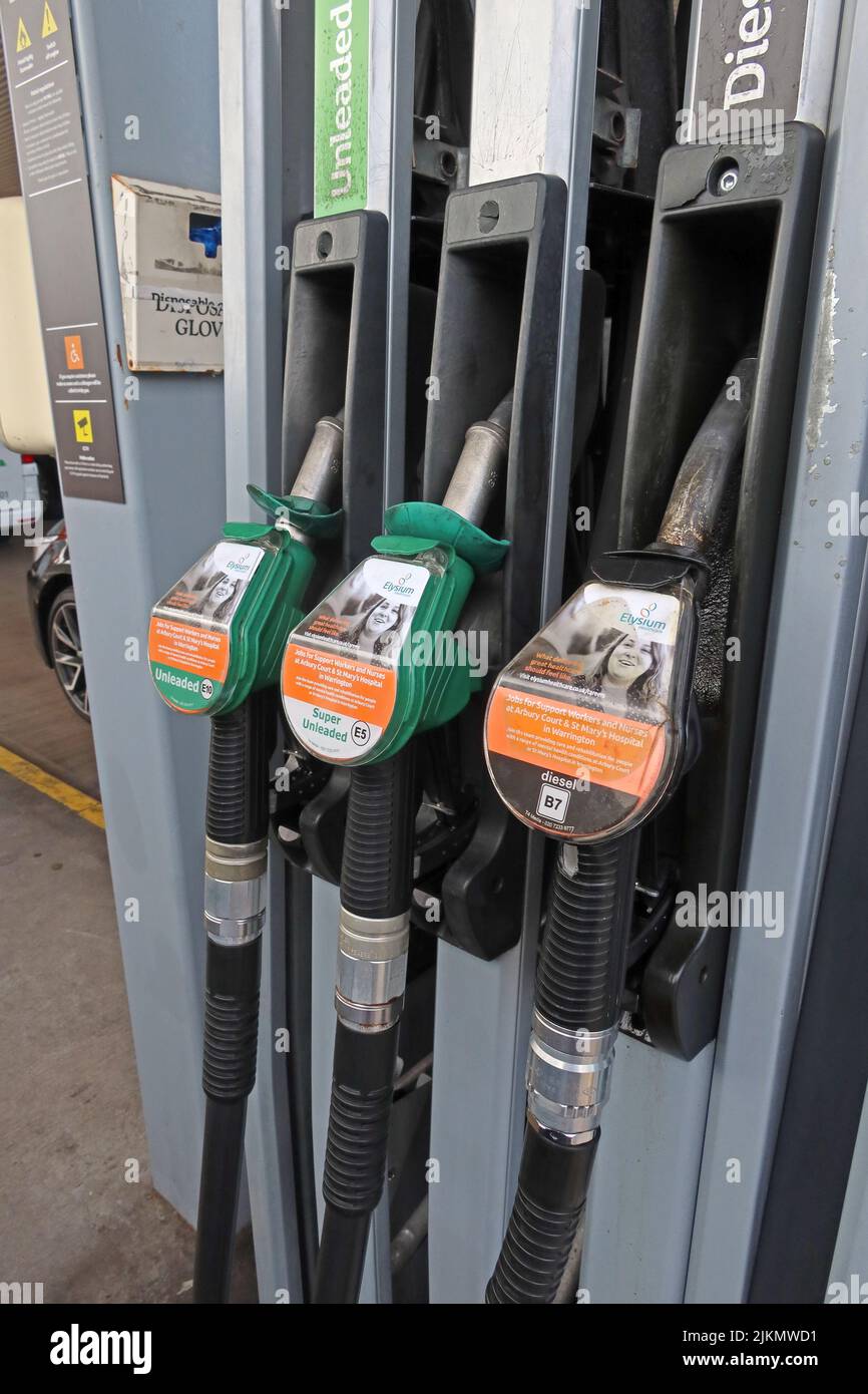 Essence, pompes à carburant diesel, sans plomb, super sans plomb, à la station de remplissage, Sainsburys Warrington, centre-ville, Cheshire, Angleterre, Royaume-Uni Banque D'Images