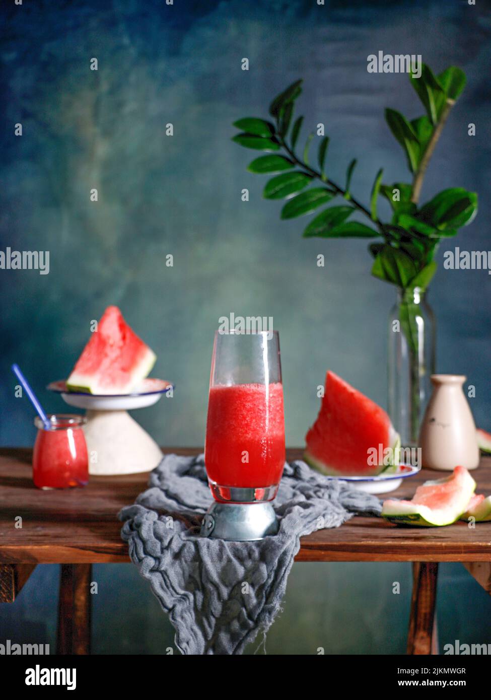 Le smoothie de pastèque et le melon d'eau tranché sur une table en bois Banque D'Images