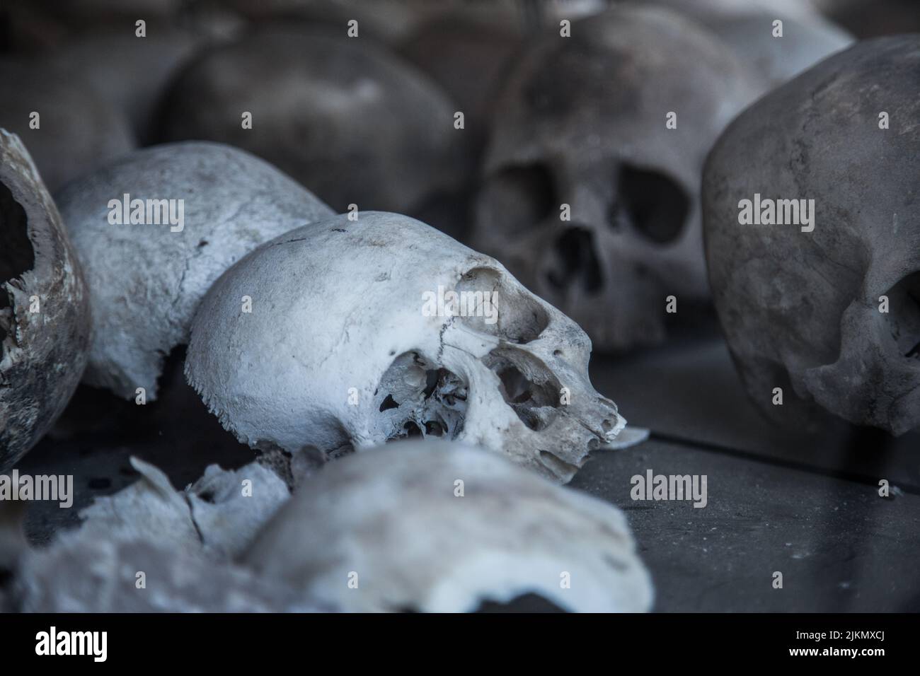 Une pile de crânes humains sans mâchoires Banque D'Images