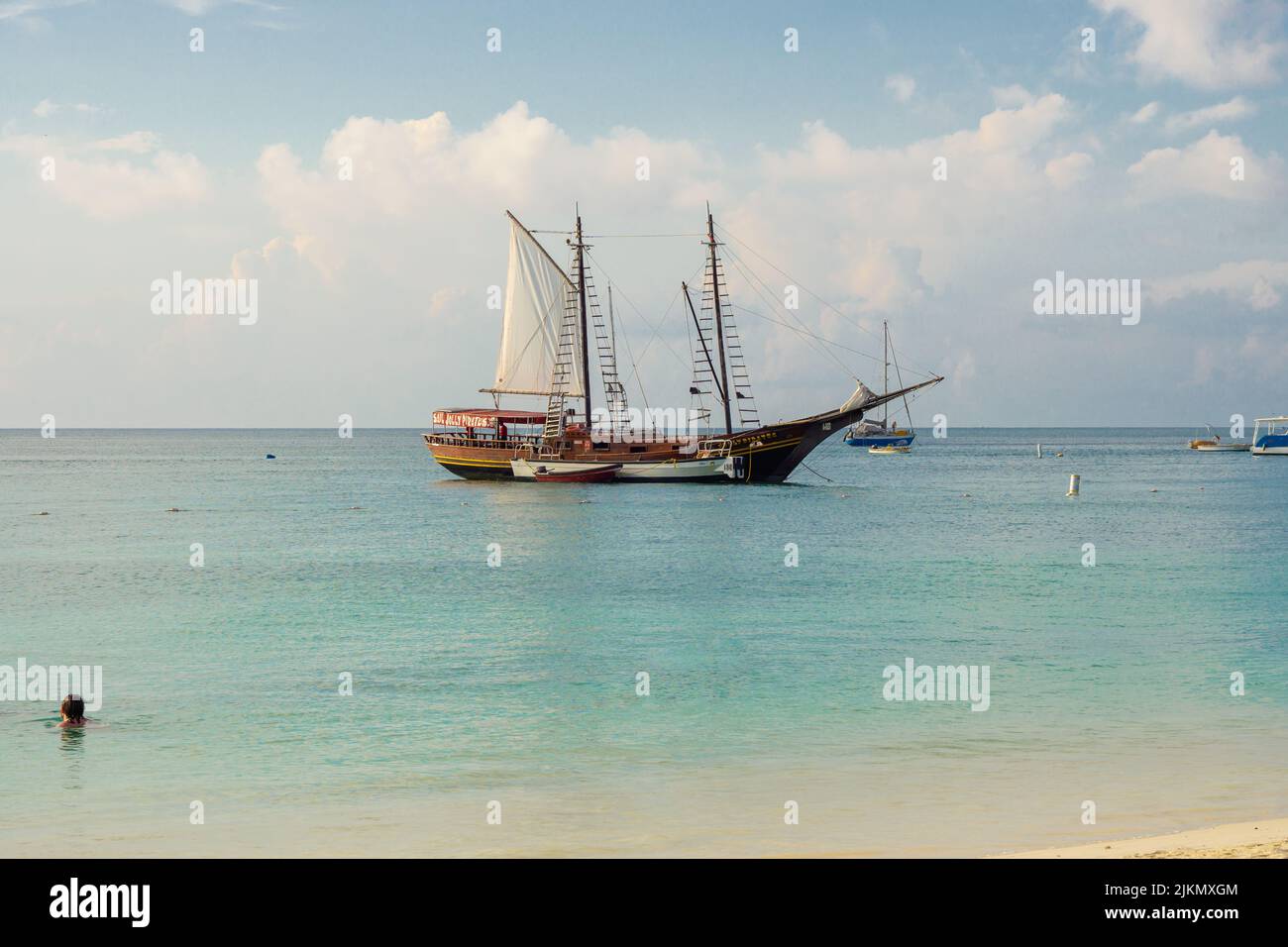 Jolly Pirates sailing vessel seen from Aruba beach. Sea view from Palm Beach, Aruba. Calm ocean view from beach. Banque D'Images