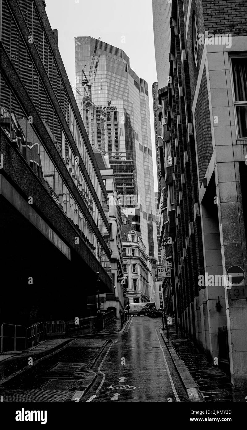 Photo en niveaux de gris d'une allée de Londres avec un gratte-ciel en arrière-plan à Londres, au Royaume-Uni Banque D'Images
