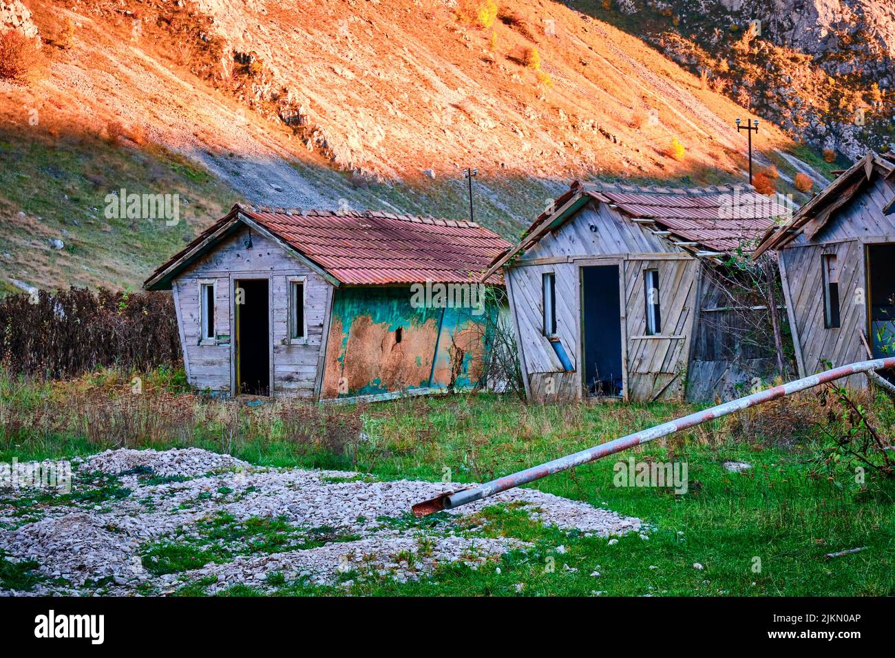 Un petit closeup de petites cabines en bois dans les montagnes Carpathian en Roumanie Banque D'Images