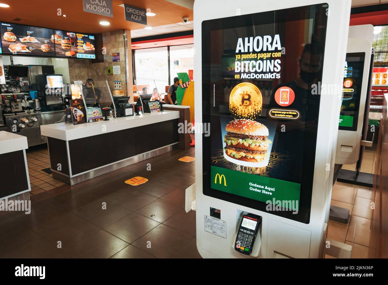 Une publicité sur un kiosque McDonald's au Salvador disant « vous pouvez déjà payer avec des bitcoins » Banque D'Images
