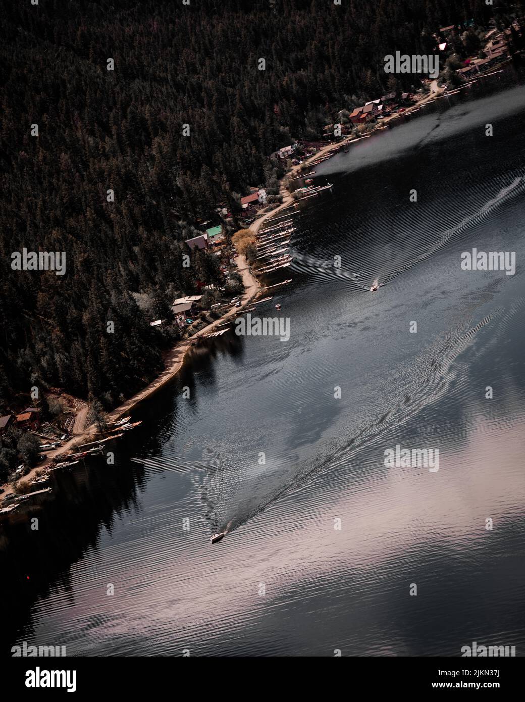 Un cliché sélectif de la route au bord de la rivière Banque D'Images