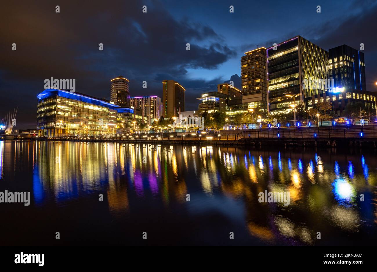 Une belle vue nocturne de l'architecture de Manchester reflétée dans l'eau Banque D'Images