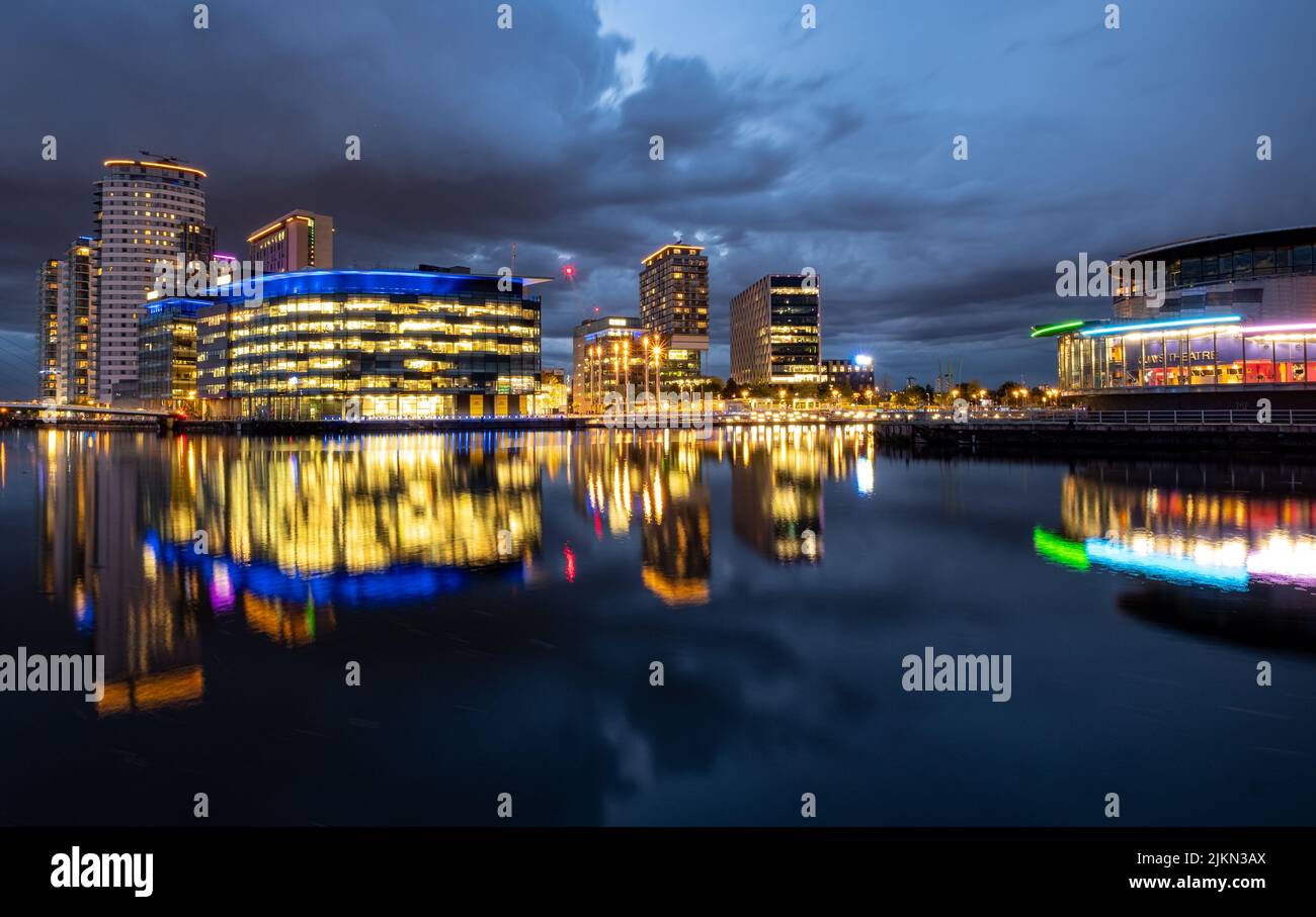 Une belle vue nocturne de l'architecture de Manchester reflétée dans l'eau Banque D'Images