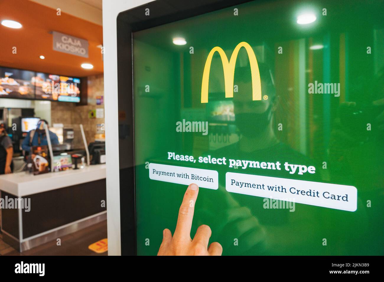 Une personne paie sa nourriture avec Bitcoin sur un kiosque de commande McDonald's au Salvador Banque D'Images