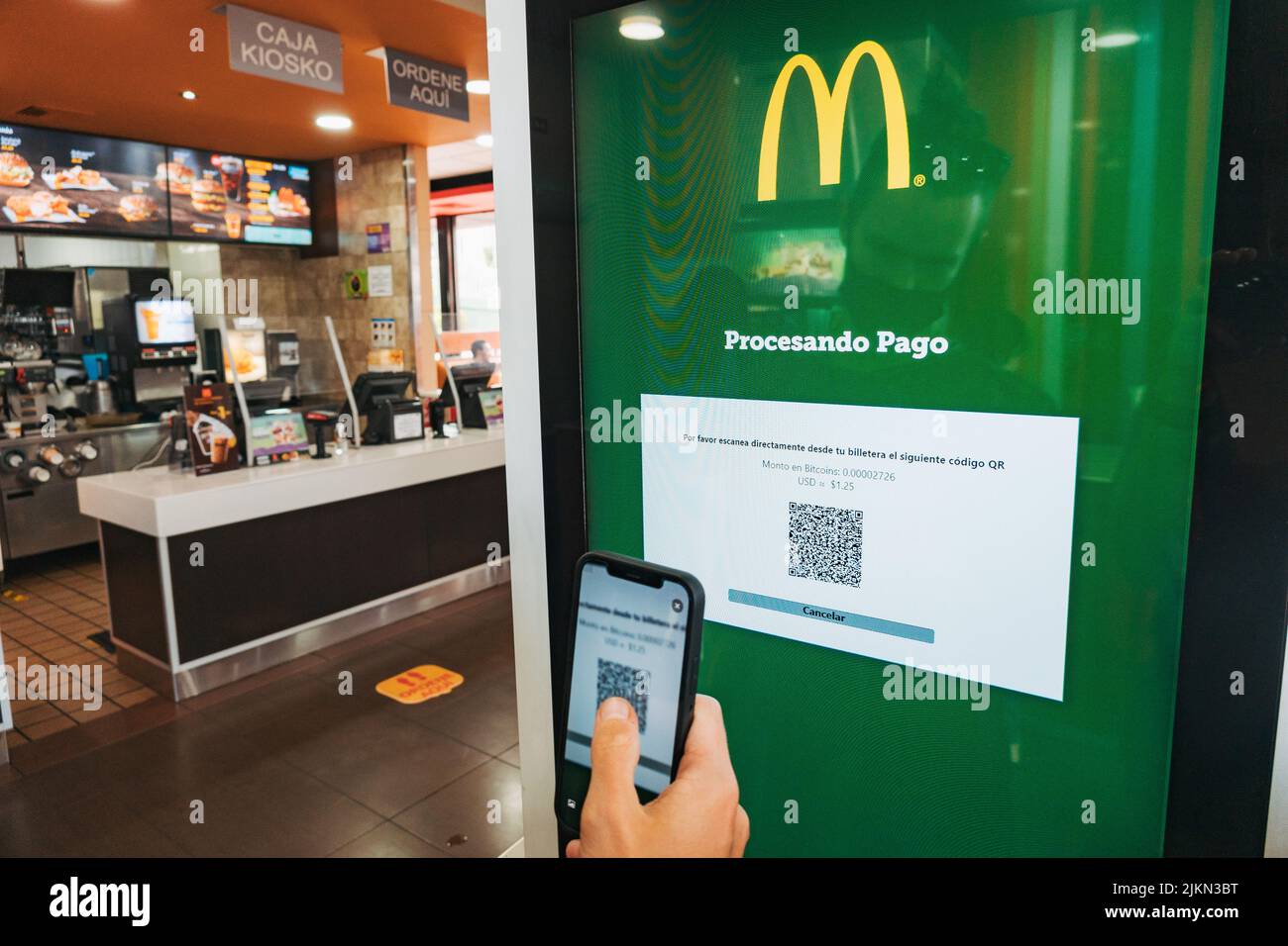 Une personne paie sa nourriture avec Bitcoin sur un kiosque de commande McDonald's au Salvador Banque D'Images