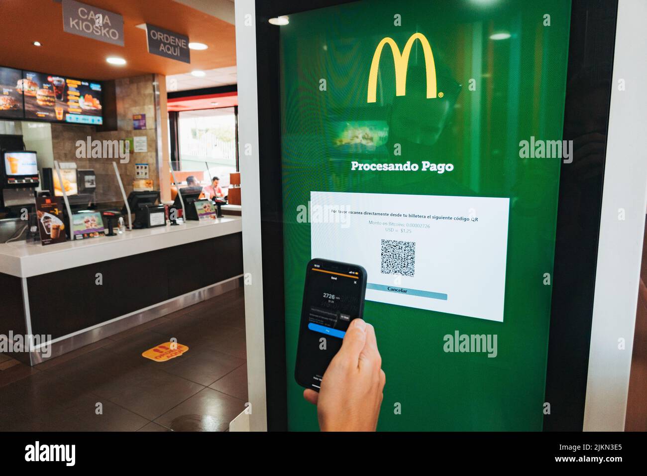 Une personne paie sa nourriture avec Bitcoin sur un kiosque de commande McDonald's au Salvador Banque D'Images