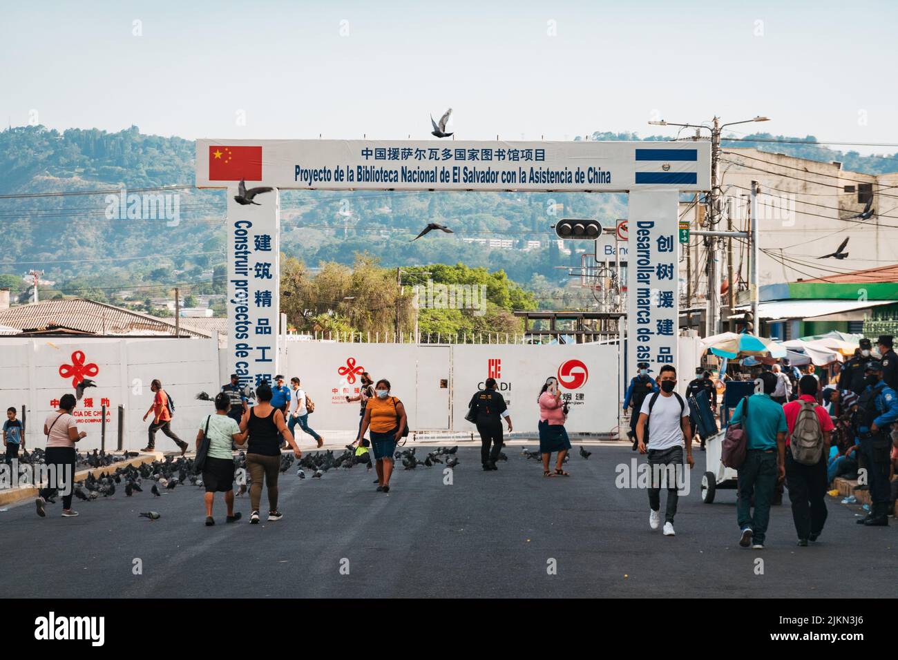 Un projet de construction assisté par la Chine pour construire une nouvelle bibliothèque publique nationale à San Salvador, en El Salvador, sous la garde de la police Banque D'Images
