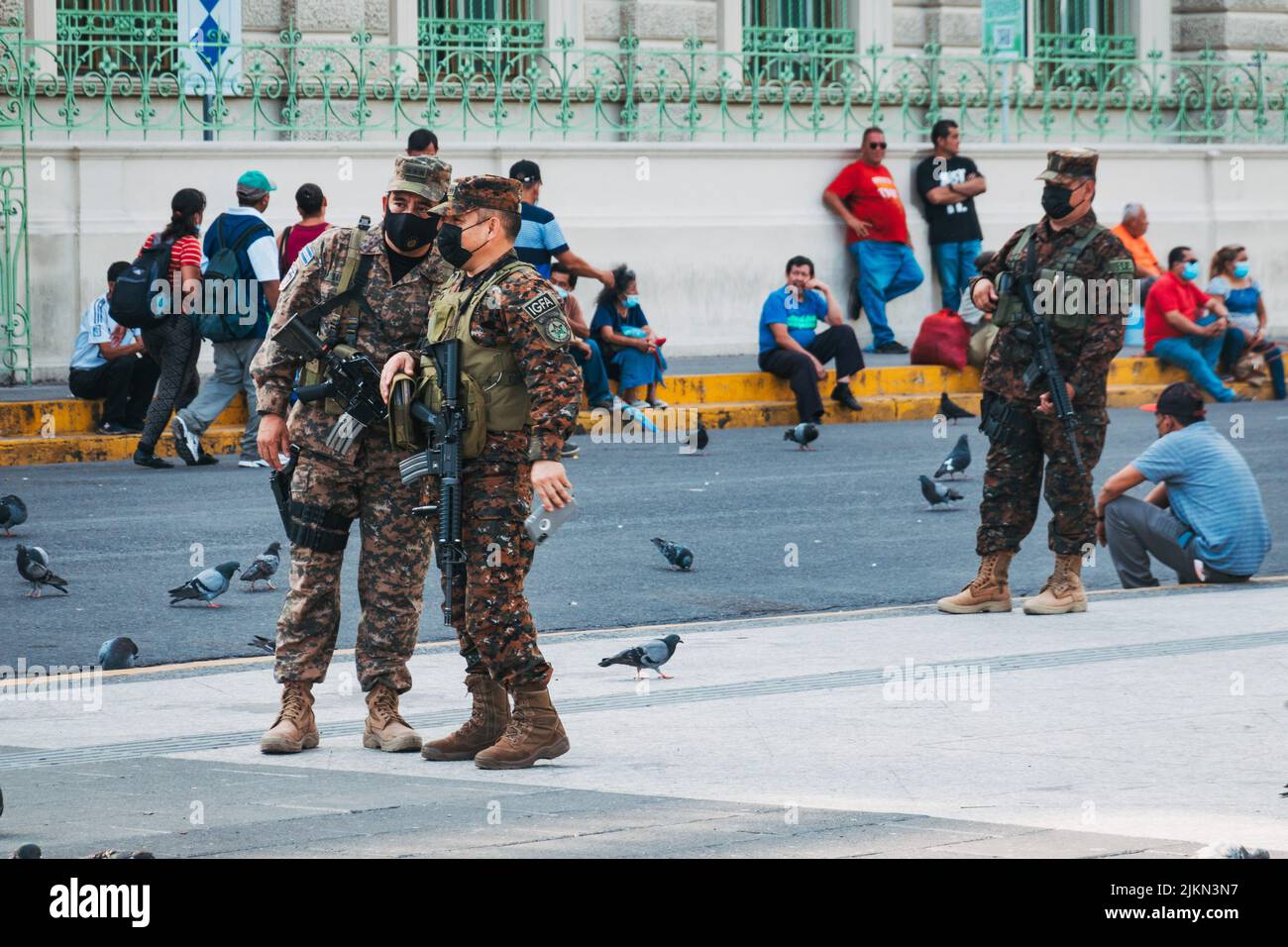 Les commandos de l'armée salvadorienne devant le Palais national d'El Salvador, après qu'un état d'urgence ait été déclaré en raison d'une violence sans précédent des gangs Banque D'Images
