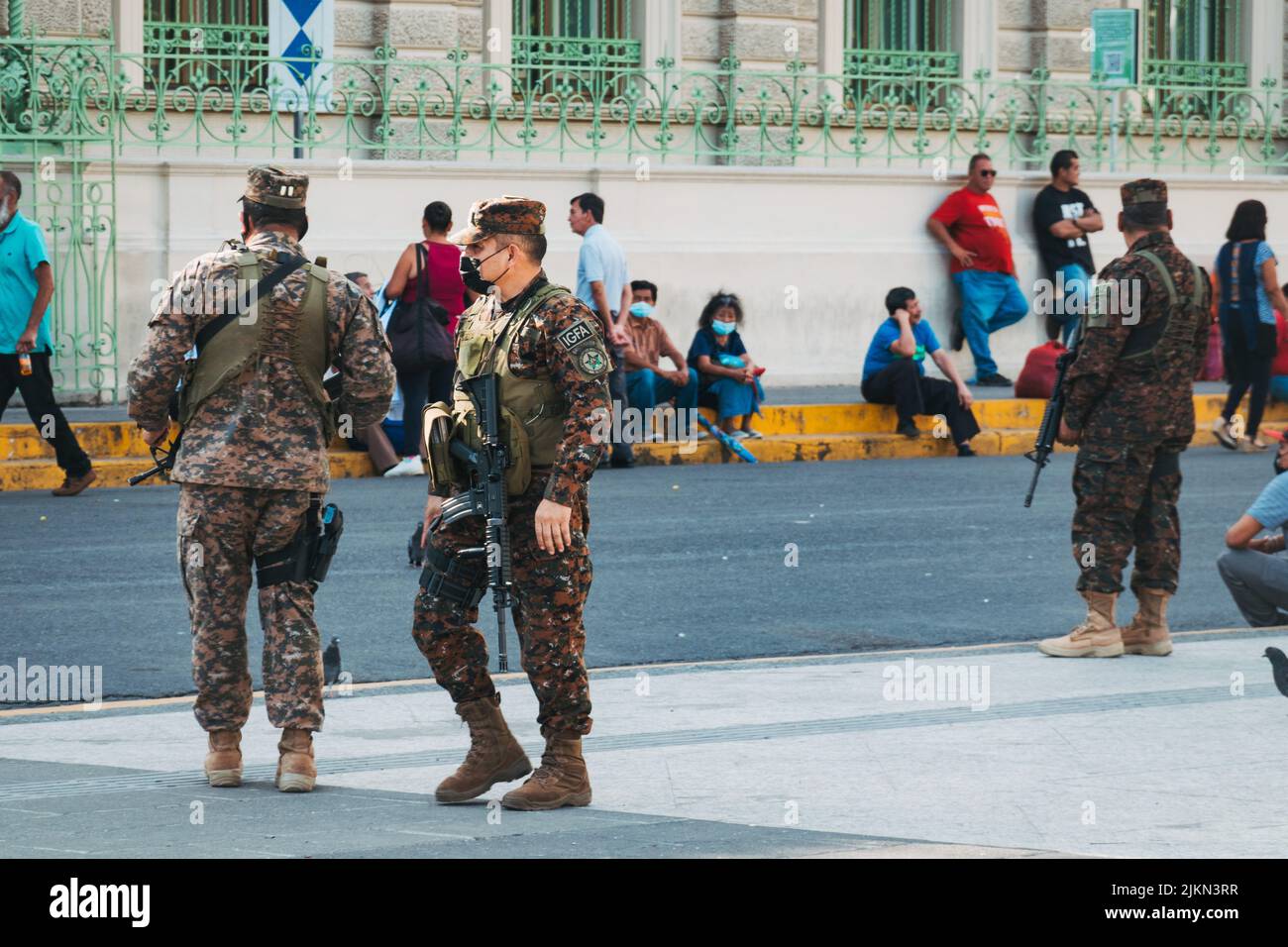 Les commandos de l'armée salvadorienne devant le Palais national d'El Salvador, après qu'un état d'urgence ait été déclaré en raison d'une violence sans précédent des gangs Banque D'Images