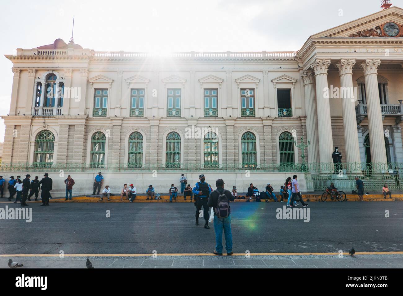 San Salvador CAM (agents municipaux) et la police se tiennent devant le Palais national après la déclaration de l'état d'urgence en El Salvador Banque D'Images