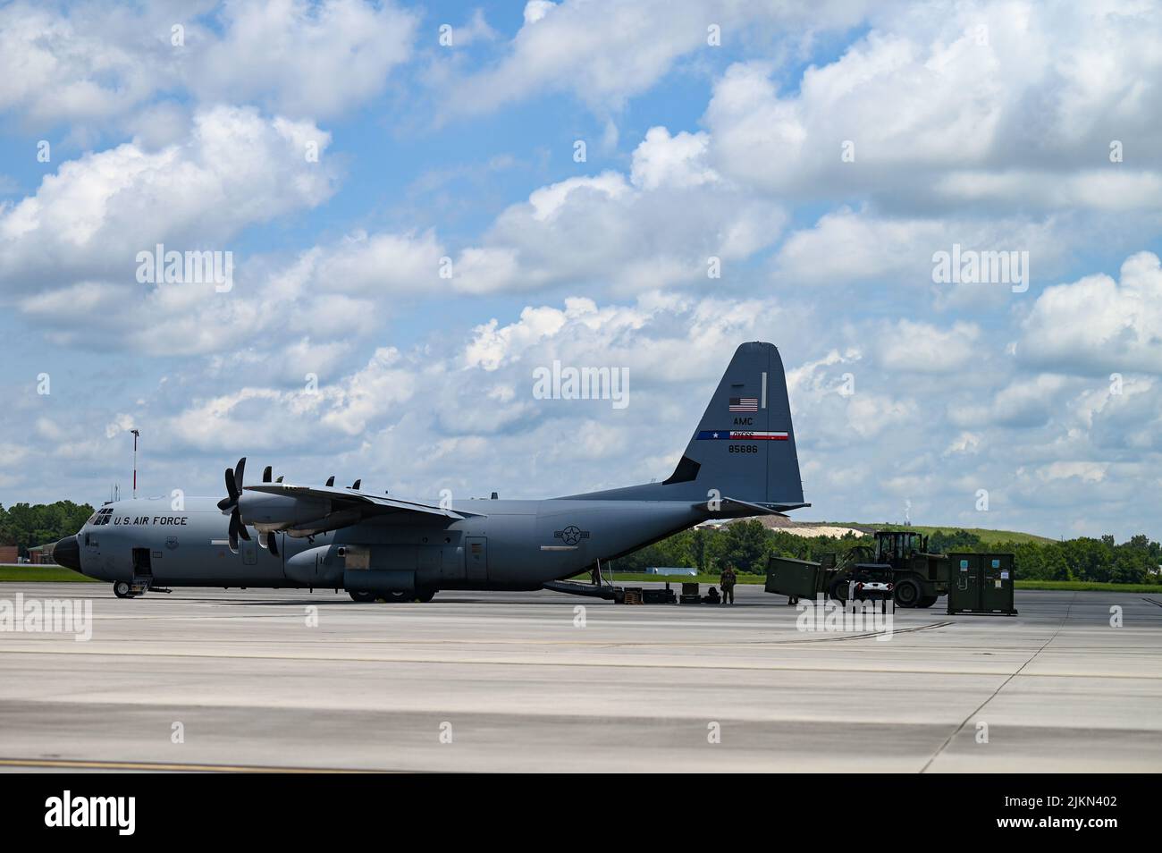 US Air Force C-130J Super Hercules, arrive au Air Dominance Center, un centre d'entraînement de combat, à Savannah, Géorgie, pour déposer le personnel et charger la cargaison avant de voler à Avon Park Auxiliary Airfield, Floride, 20 juillet 2022. Le C-130J a livré des avions et du fret pour soutenir l'exercice AGILE DU DRAPEAU 22-2 organisé par le Commandement de combat aérien. LE DRAPEAU AGILE 22-2 marque une étape importante dans la normalisation de la façon dont ACC organise, forme et équipe le système ACE après une période d'expérimentation. (É.-U. Photo de la Garde nationale aérienne par Tech. Sgt. Caila Arahood) Banque D'Images