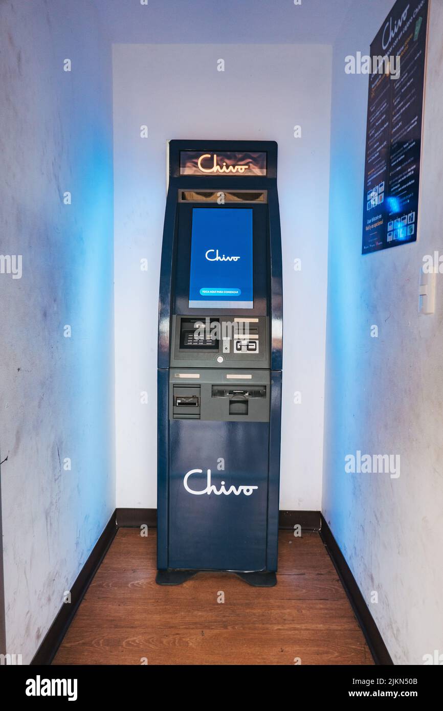 Un guichet automatique Chivo bitcoin à San Salvador, en El Salvador Banque D'Images