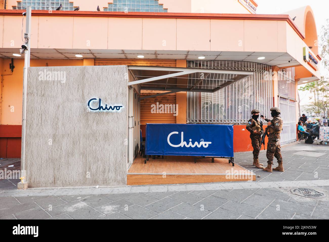 Un guichet automatique Chivo bitcoin surveillé par des soldats de l'armée à San Salvador, en El Salvador Banque D'Images