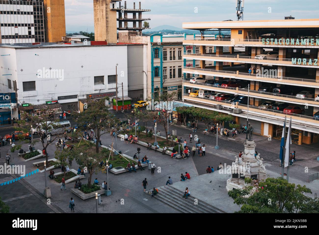 Vue sur Morazán Plaza, San Salvador. Un parking de plusieurs étages domine la vue. Banque D'Images