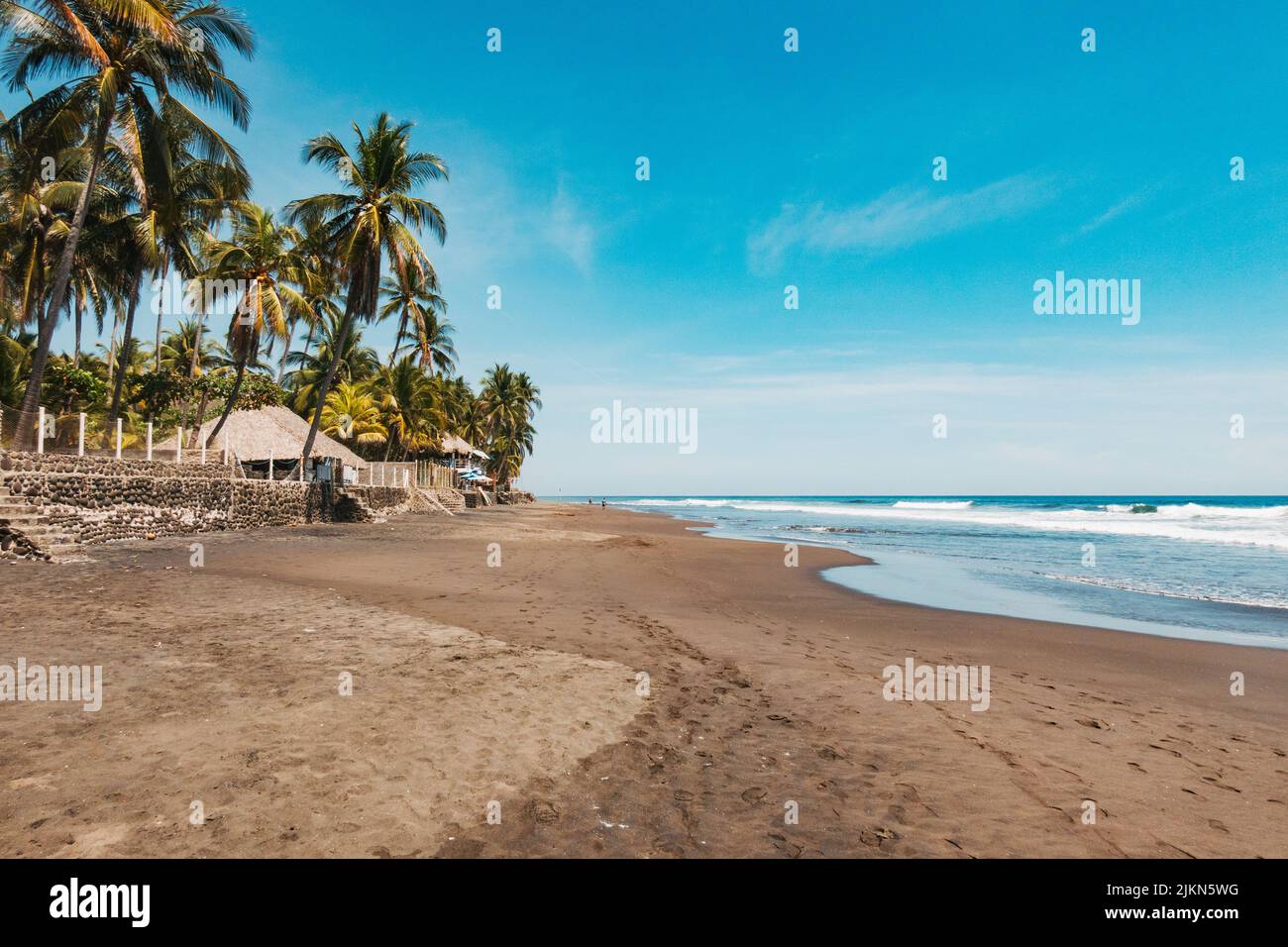 La plage d'El Zonte, également connue sous le nom de Bitcoin Beach, sur la côte Pacifique d'El Salvador Banque D'Images
