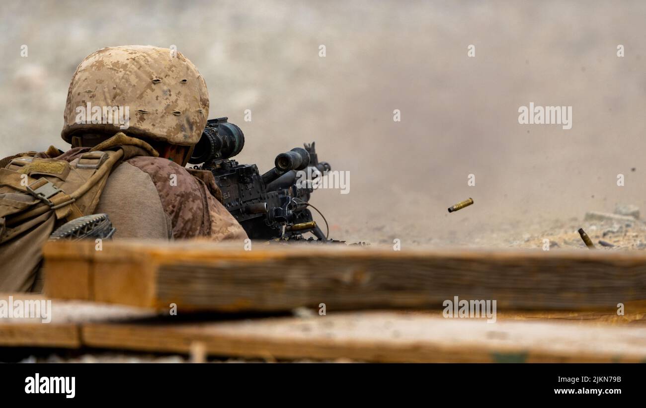 Une marine américaine avec la Compagnie Lima, 3rd Bataillon, 23rd Marine Regiment, fournit un incendie suppressif sur la gamme 410 pendant l'exercice d'entraînement intégré 4-22 au Centre de combat aérien-sol du corps marin, Twentynine Palms, Californie, sur 27 juillet 2022. En tant que premier événement d'entraînement annuel de la Réserve des Marines corps, ITX offre l'occasion de mobiliser des forces géographiquement dispersées pour un déploiement, d'accroître la préparation au combat et la létalité, et d'exercer le commandement et le contrôle de la MAGTF sur les bataillons et les escadrons dans toute la gamme de la guerre. (É.-U. Photo du corps marin par. Cpl. Ryan Schmid) Banque D'Images