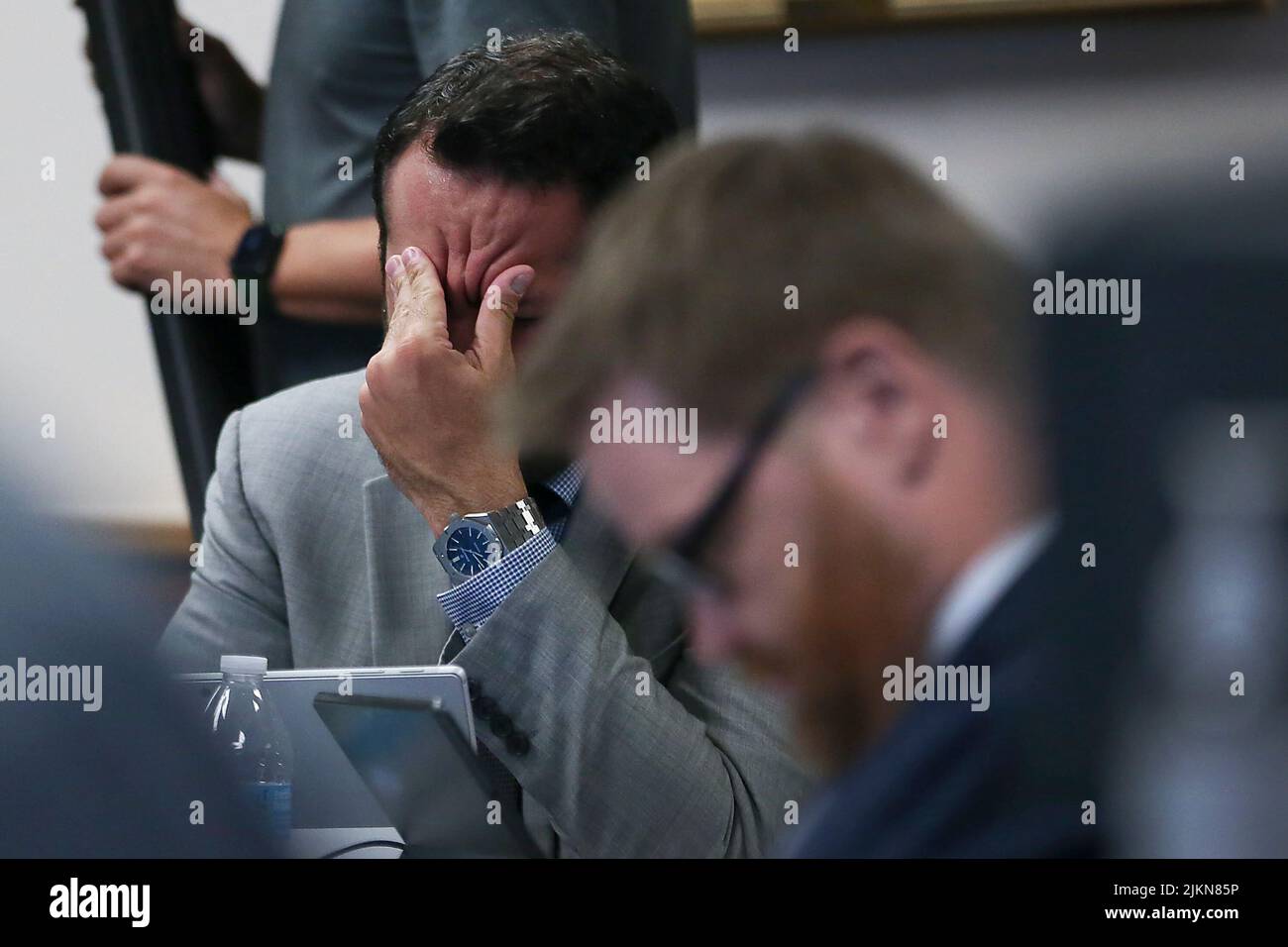 Austin, Texas, États-Unis. 2nd août 2022. BILL OGDEN, pour Neil Heslin et Scarlett Lewis (non montré) parents de la victime de tir Sandy Hook Jesse Lewis, réagit lors du témoignage d'Alex Jones au palais de justice du comté de Travis, le mardi 2 août 2022. ALEX JONES a été trouvé pour avoir diffamé les parents d'un étudiant de Sandy Hook pour avoir appelé l'attaque un canular. (Credit image: © Briana Sanchez via ZUMA Press Wire) Banque D'Images