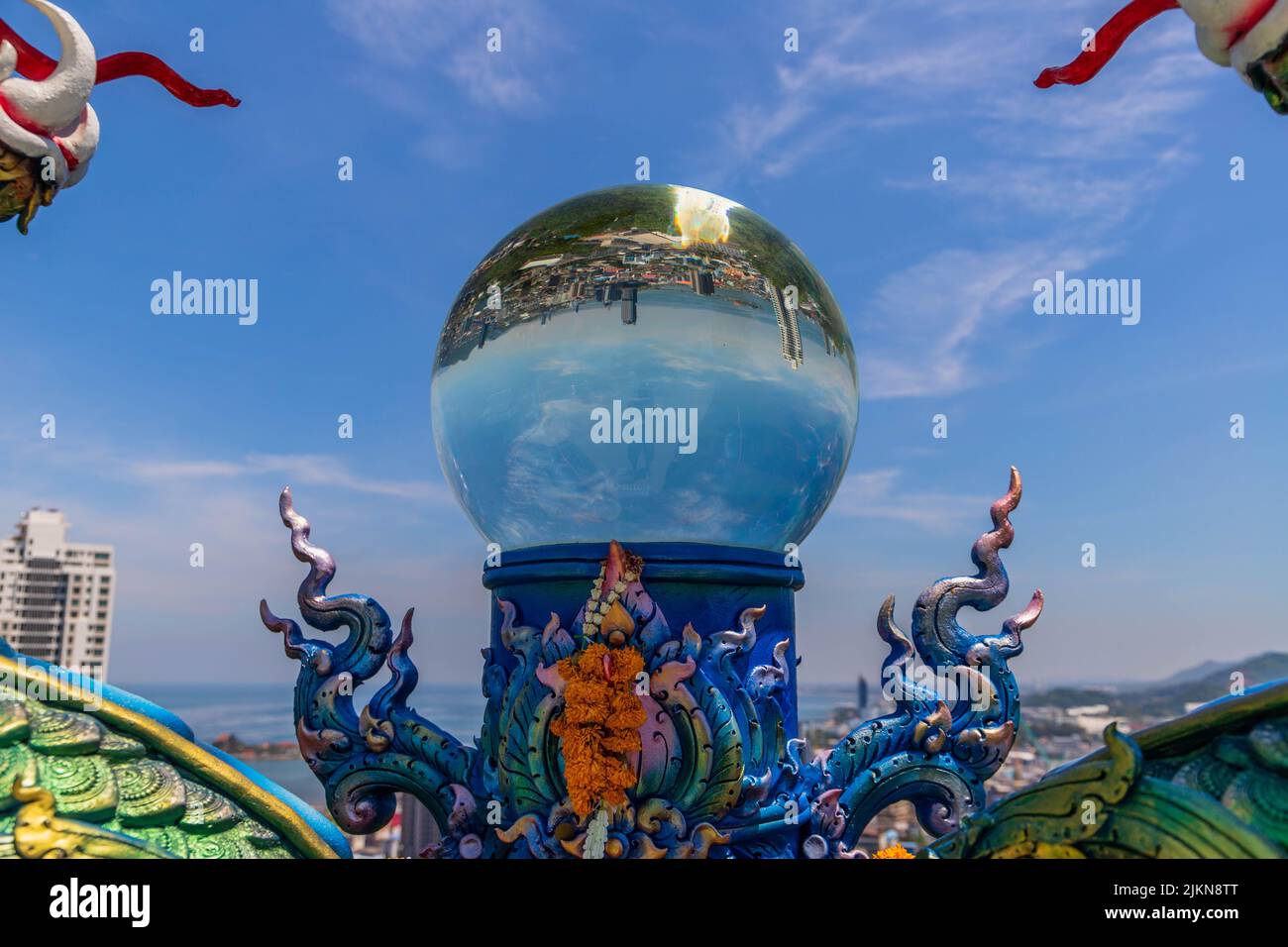 Une boule de cristal au temple du ciel et de l'Enfer ou Wat Saen Suk à Chonburi, en Thaïlande Banque D'Images