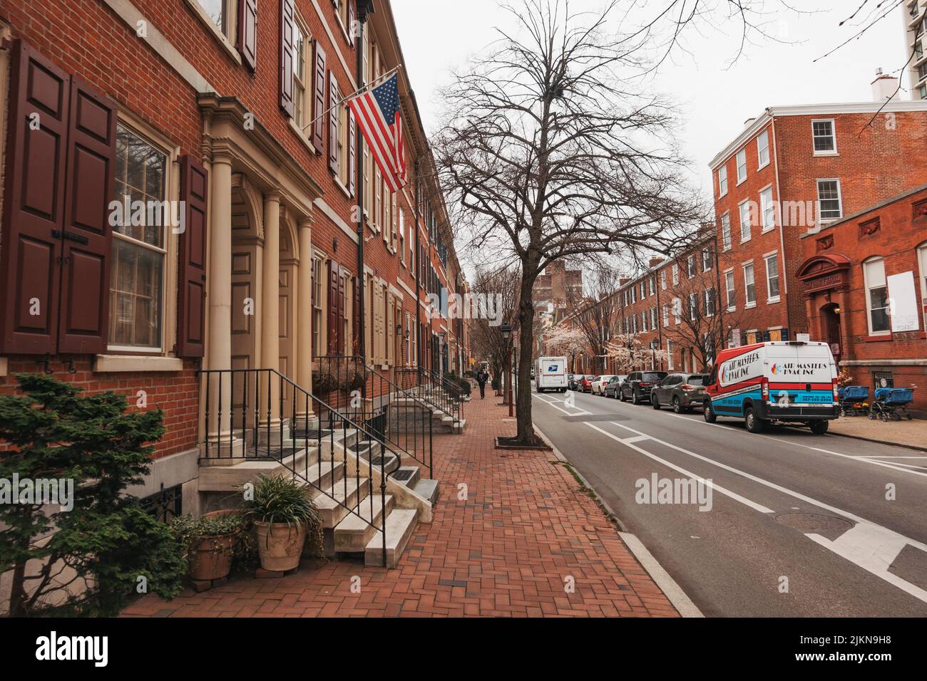 Maisons en rangée de briques propres et ordonnées sur Spruce Street à Philadelphie, États-Unis Banque D'Images